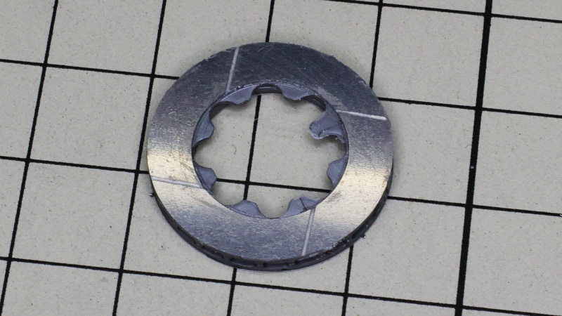 ざざっと接着剤を塗って貼りこんでいきます。はみ出た接着剤は乾く前なら水で拭き取れます