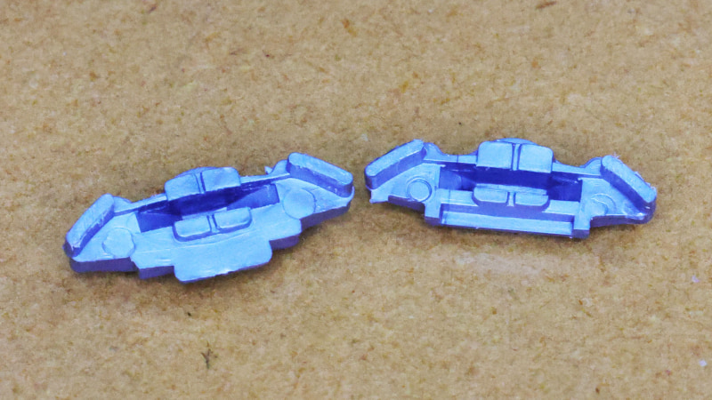 ブレーキディスクはエッチングパーツ分厚くなるのでブレーキキャリパーのパッド部分を削ります※わかりやすい色合いに調整してあります