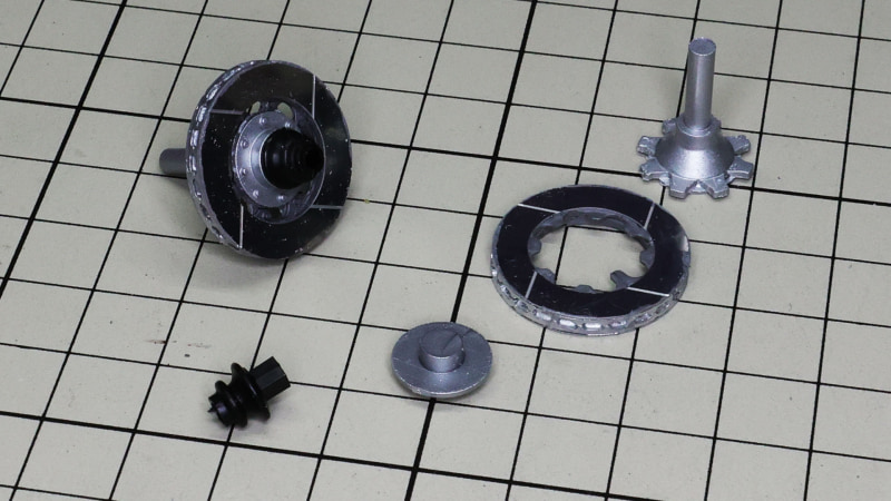 アップライトを組んでいきます。ブレーキディスクを中心に軸を設置します