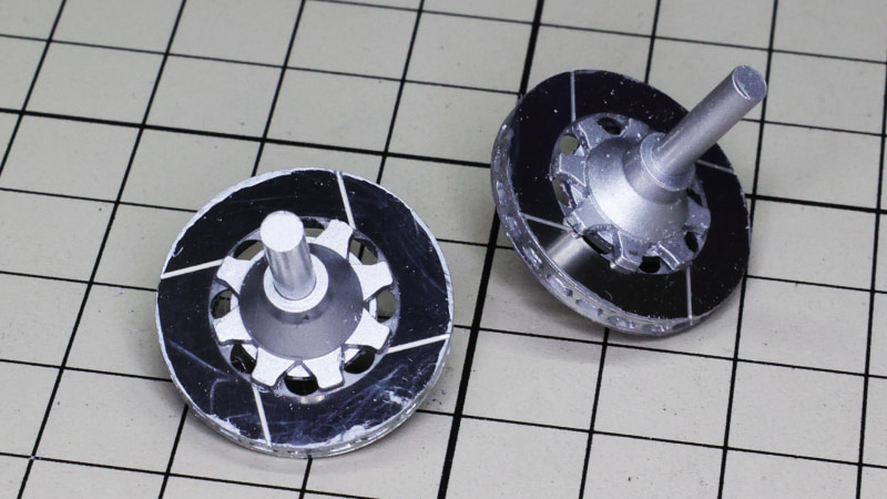 フロントアップライトを組みます。片側ディスクブレーキ1枚とブレーキキャリパー2基、エアインテーク1基で構成されます