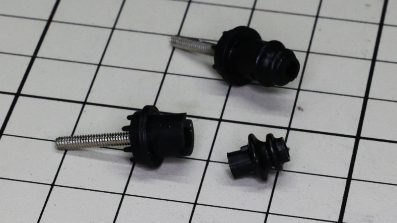 フロントアップライトを組みます。片側ディスクブレーキ1枚とブレーキキャリパー2基、エアインテーク1基で構成されます