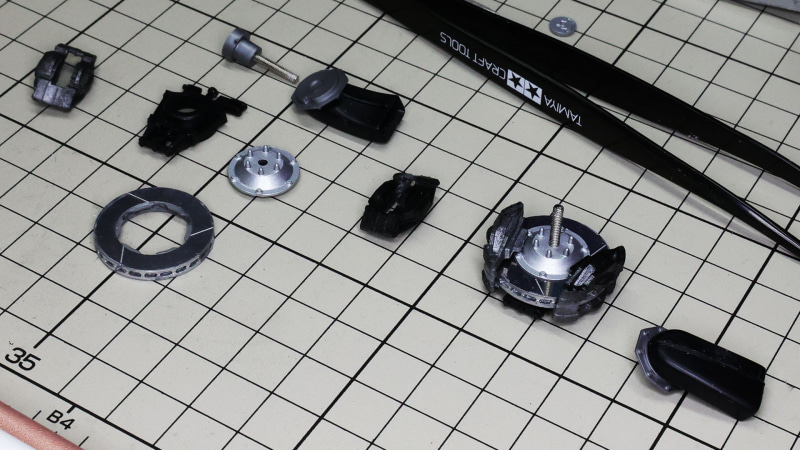 フロントアップライトを組みます。片側ディスクブレーキ1枚とブレーキキャリパー2基、エアインテーク1基で構成されます