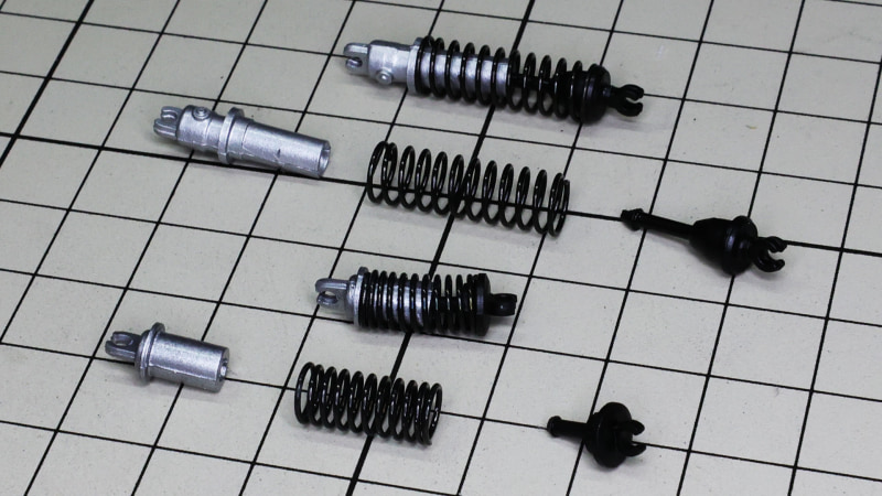 前後ともサスペンションは3ピース構成