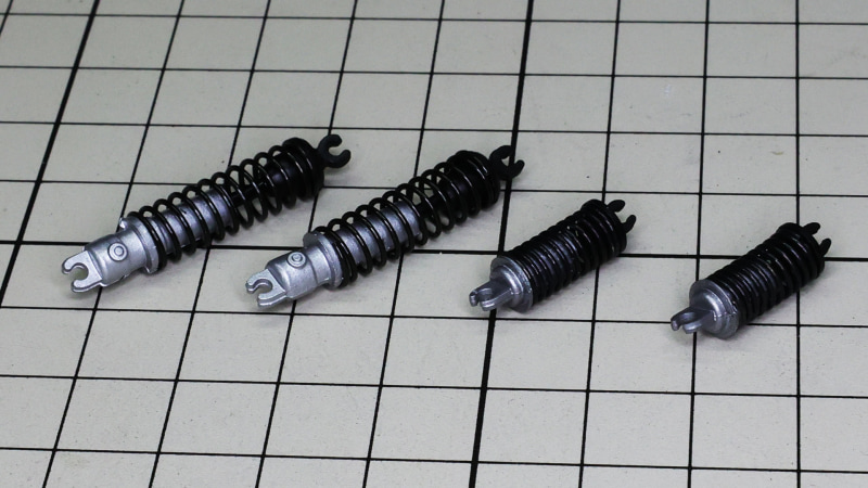 ホイールは前後とも1本を3ピースで構成します。中に入れるゴールドのスポークは塗装です