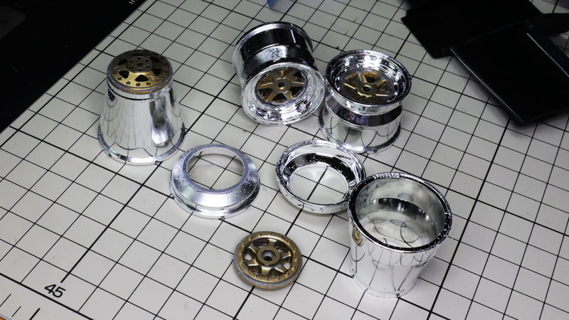 ホイールは前後とも1本を3ピースで構成します。中に入れるゴールドのスポークは塗装です