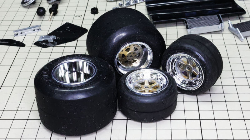 ホイールにタイヤをセットしてみました。リヤが太い！