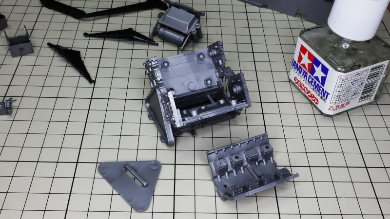 エンジンブロックは基本的に箱組で前後左右から組み上げていきます