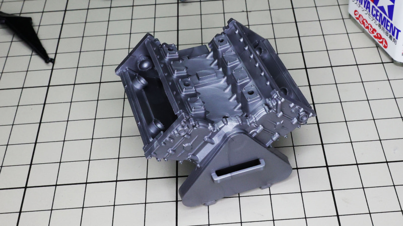 片側4気筒、V型8気筒のDFVエンジンができあがっていきます