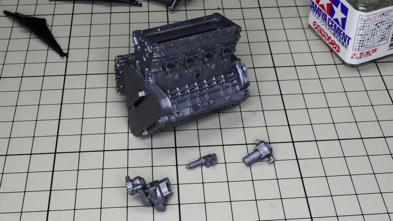 エンジン左右に補器類を組付けます