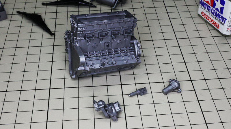 エンジンのインジェクションユニットを組みます。ここにチューブを配線しますがコネクタが互い違いになっていて興味深い構造です