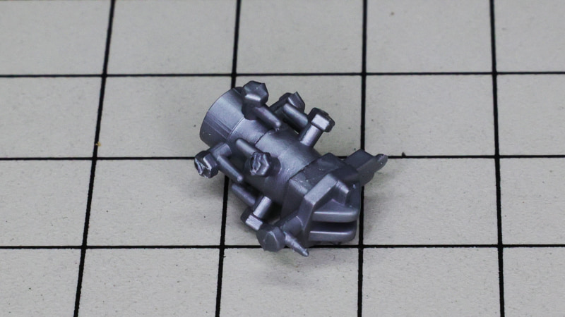 エンジンのインジェクションユニットを組みます。ここにチューブを配線しますがコネクタが互い違いになっていて興味深い構造です