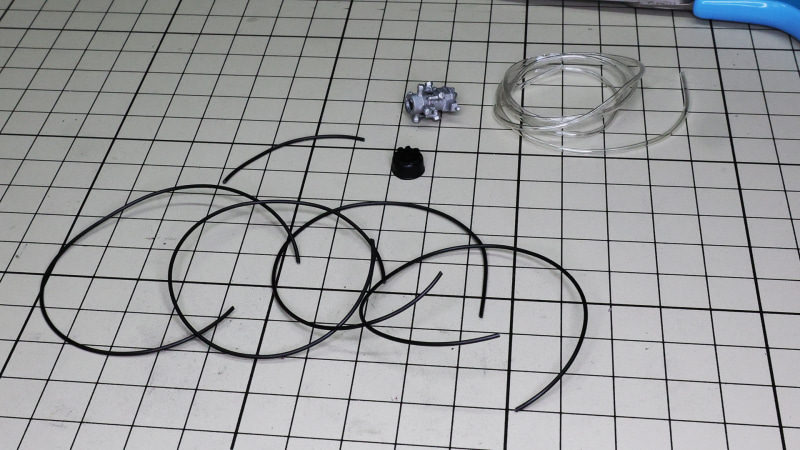 インジェクションユニットのチューブ等を配線します。組立説明書には切り出すときの長さ指示が書いてあるのでそのとおり切り出せばOKです