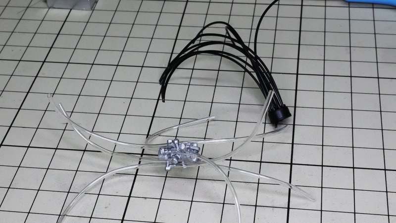 エンジンの吸気ファンネルを組んでいきます。メッキパーツなので接着部分は削り落とします