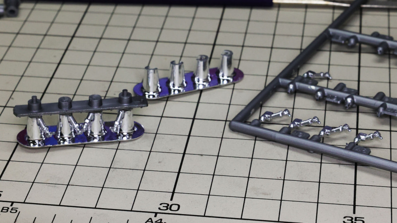 エンジンの吸気ファンネルを組んでいきます。メッキパーツなので接着部分は削り落とします