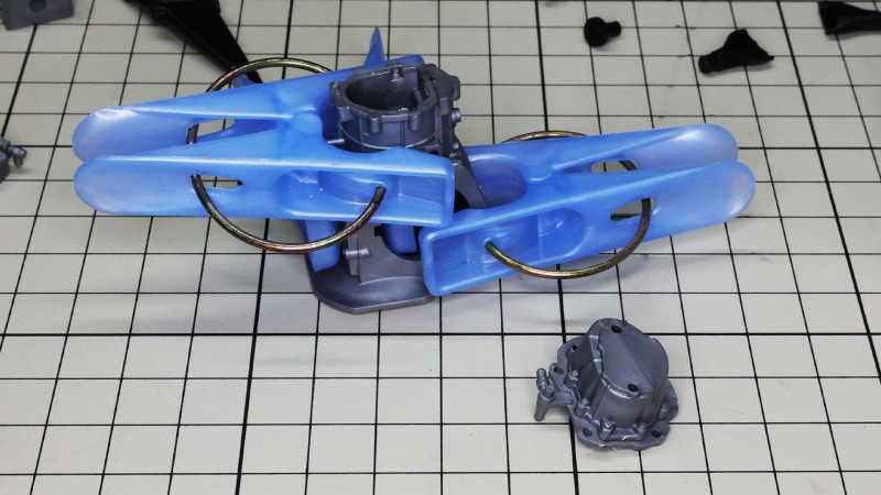 ギアボックスはいわゆる“もなか割り”なのでせんたくばさみでがっちり組んでおきます