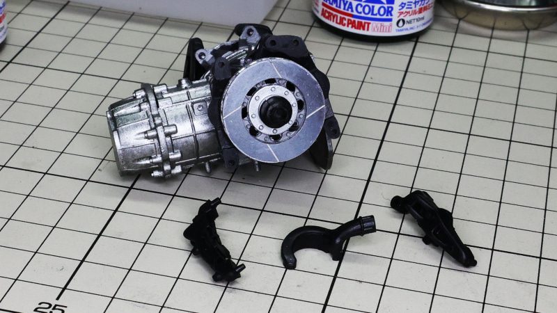 強大なトルクを受け止めるべく強力なブレーキシステムが搭載されます