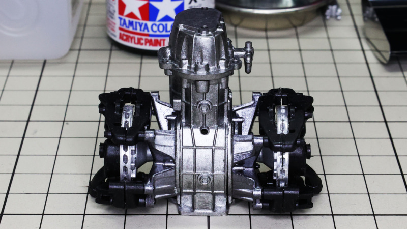 ギアボックスとリヤアクスルの構成は愚直なまでのメカメカ！　リヤのブレーキユニットが、ホイール側でなくギヤボックス側についているところは、現代の一般車と異なる特徴です