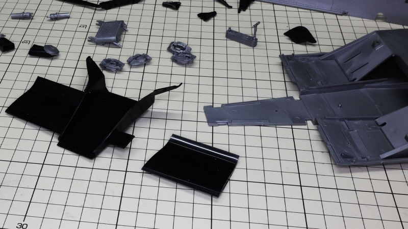 ボディーワークは大きいパーツで構成されます。フロントウイングはメインプレートのみ、左右接着です