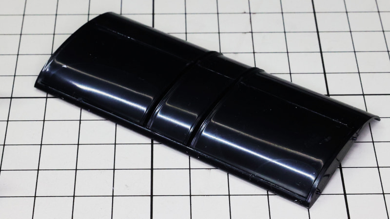 リヤウイングもメインプレートのみ、裏から裏打ちパーツでフタします