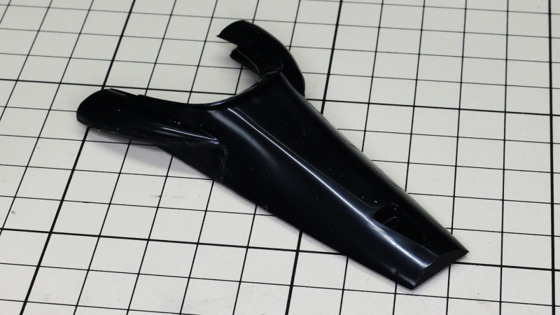 コクピット前方のカウル、後方の丸い部分にはバックミラーが内蔵されます