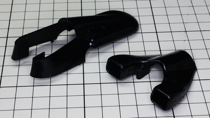 ドライバーの後ろには入口が左右に分かれたエアインテークがあります