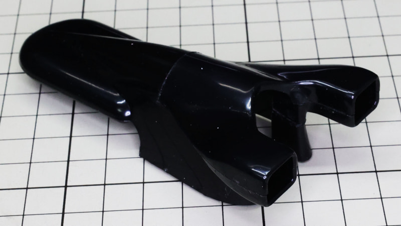 ここのカウルは上下2ピースの貼り合わせになります