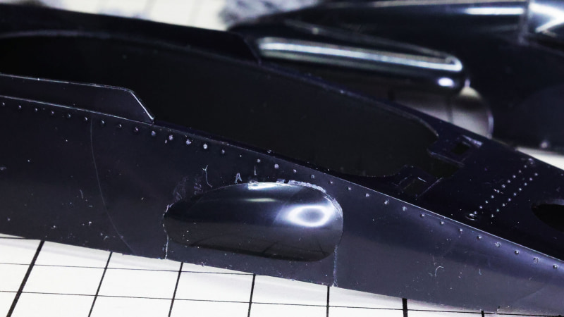 コクピット脇のふくらみ（シフトノブと手が入るスペース）は別パーツ