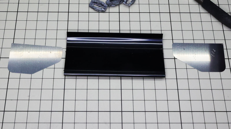 エッチングパーツをつかったウイングを組みます。こちらもハイグレード模型用を使いましたがくっつかなかったのでゼリー状瞬間接着剤をつかいました