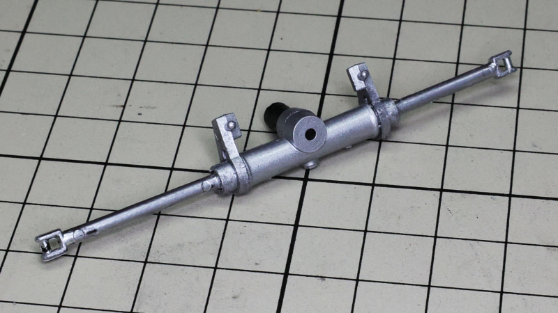 フロントアップライトを接続されるサスペンションアームは一部マスキングでカラーリングします