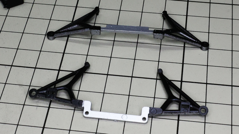 フロントアップライトを接続されるサスペンションアームは一部マスキングでカラーリングします