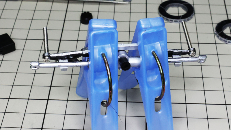 ステアリングギアボックスとサスペンションアームをがっちり接着します