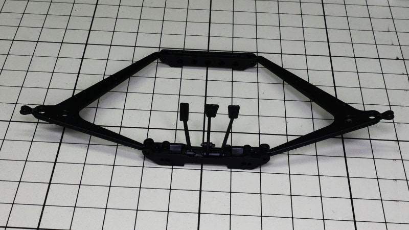 驚きの構造！アクセル・ブレーキ・クラッチペダルはサスペンションアームのベースに取り付けられています