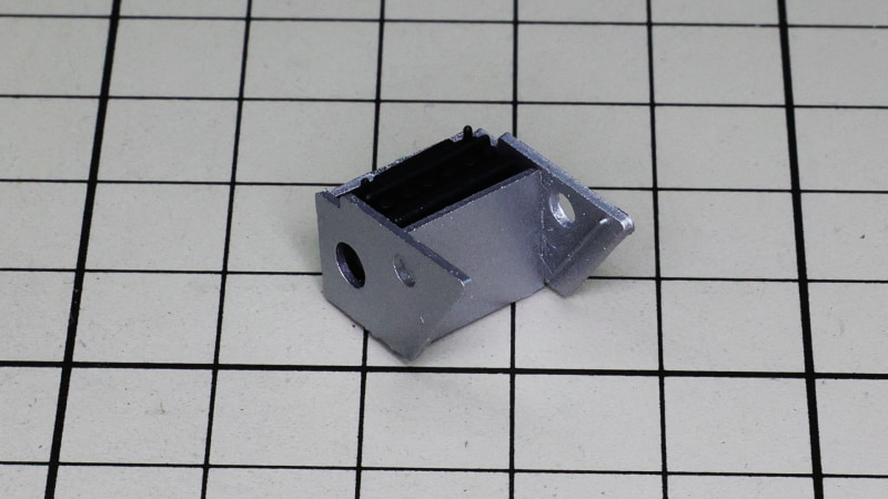 バッテリーボックスは箱組、中にバッテリーを搭載