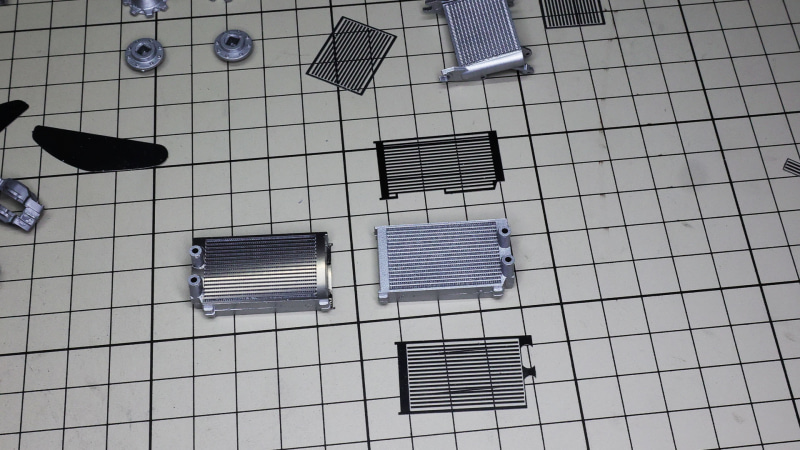 ラジエーターは全部で4基あり、それぞれにエッチングパーツを貼ります