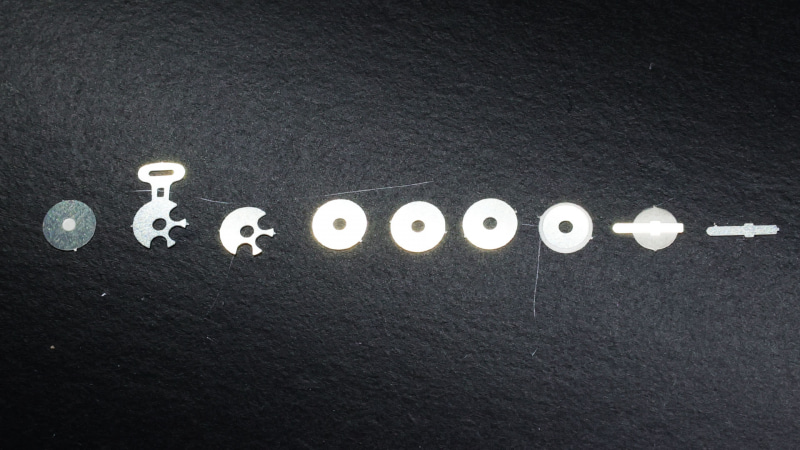 こちらはシートベルトのバックルです。全部で9枚のエッチングパーツを接着しながら重ねていきます