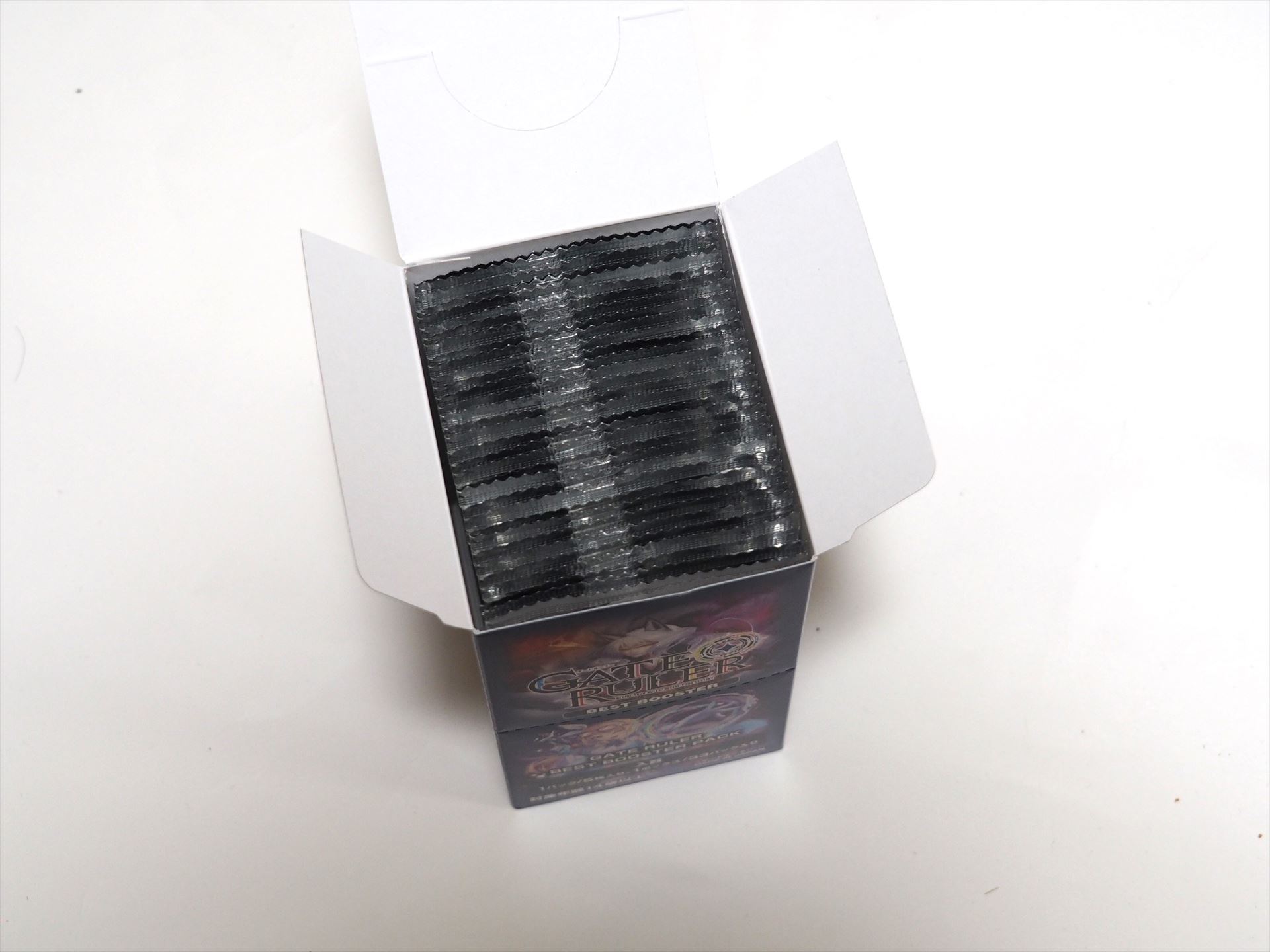 蓋を開けたところ。一番手前側にボックス特典プロモカードが入っている