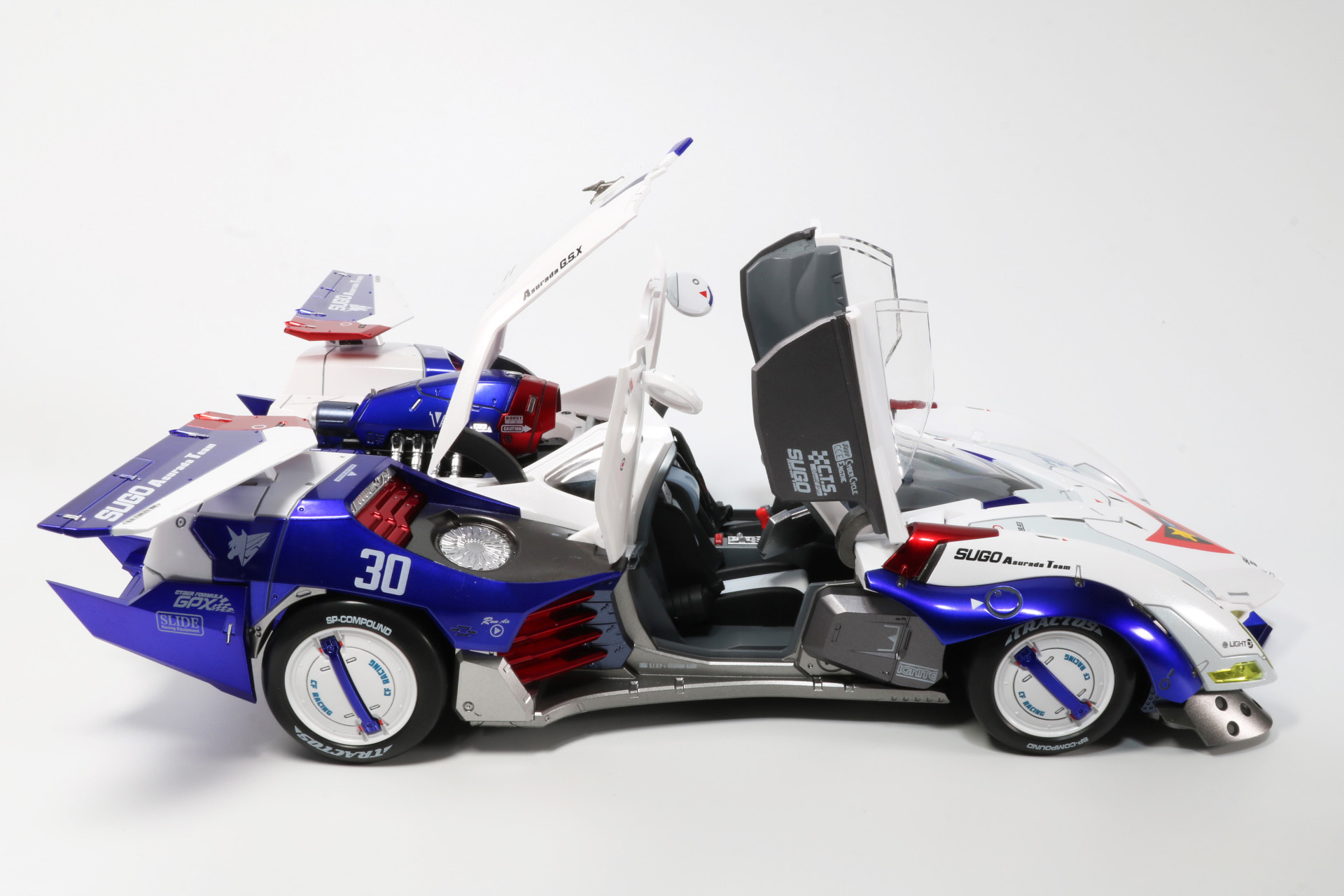 ステアリングと中央のモニタも再現されている