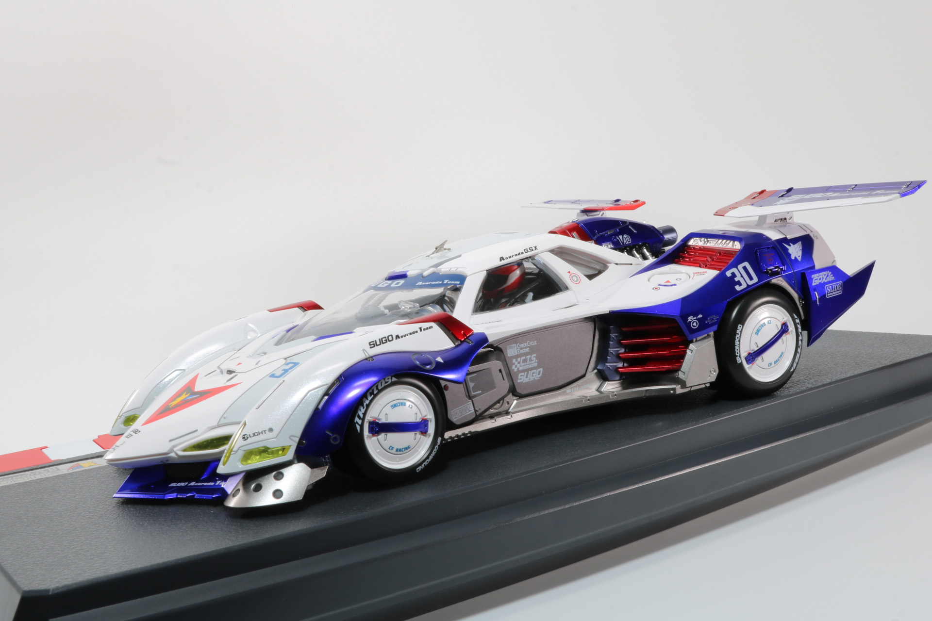 傾斜によって近くで見るとダイナミックに写る