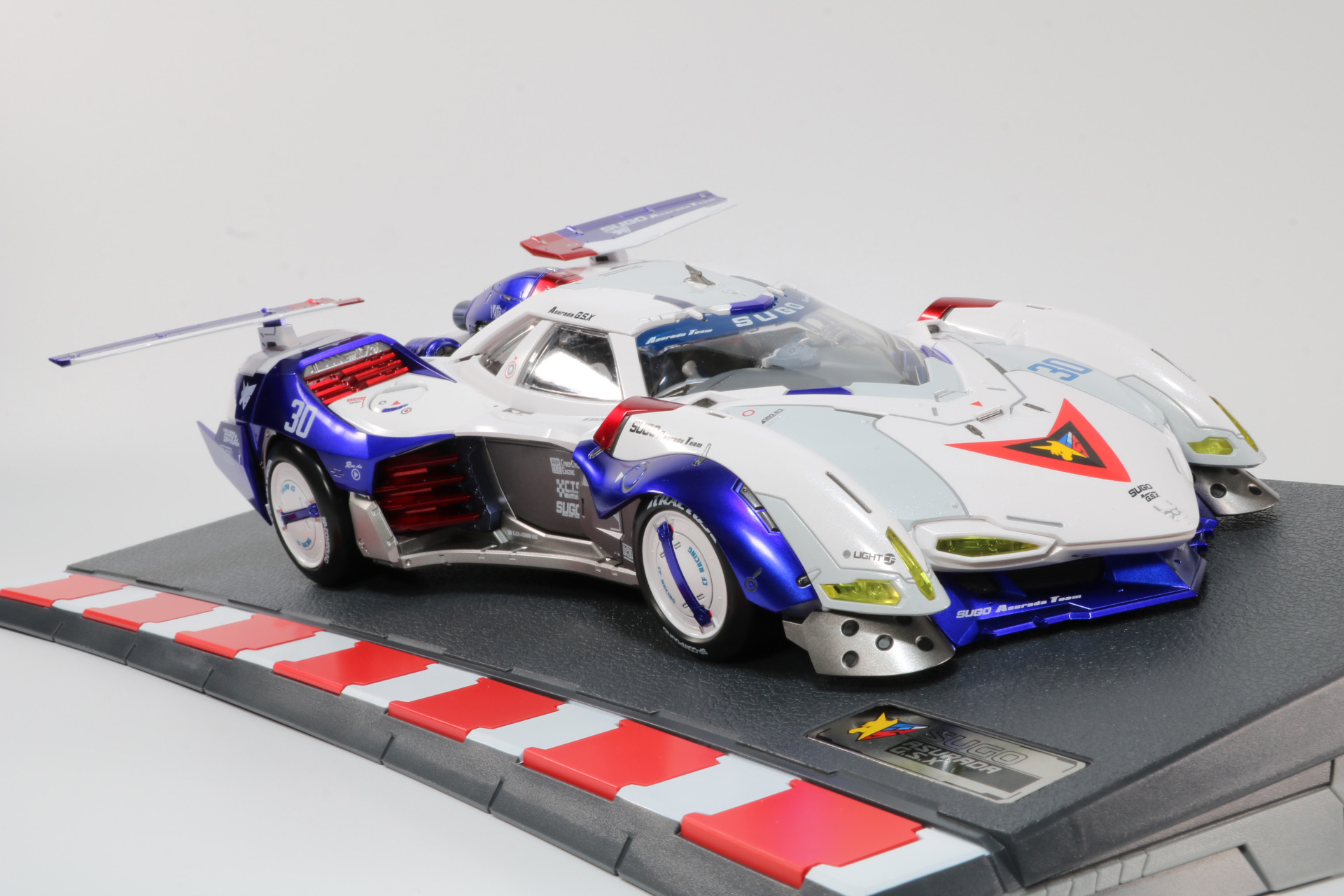 傾斜によって近くで見るとダイナミックに写る