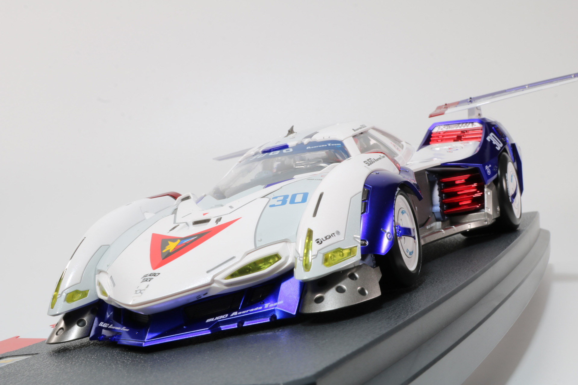 傾斜によって近くで見るとダイナミックに写る