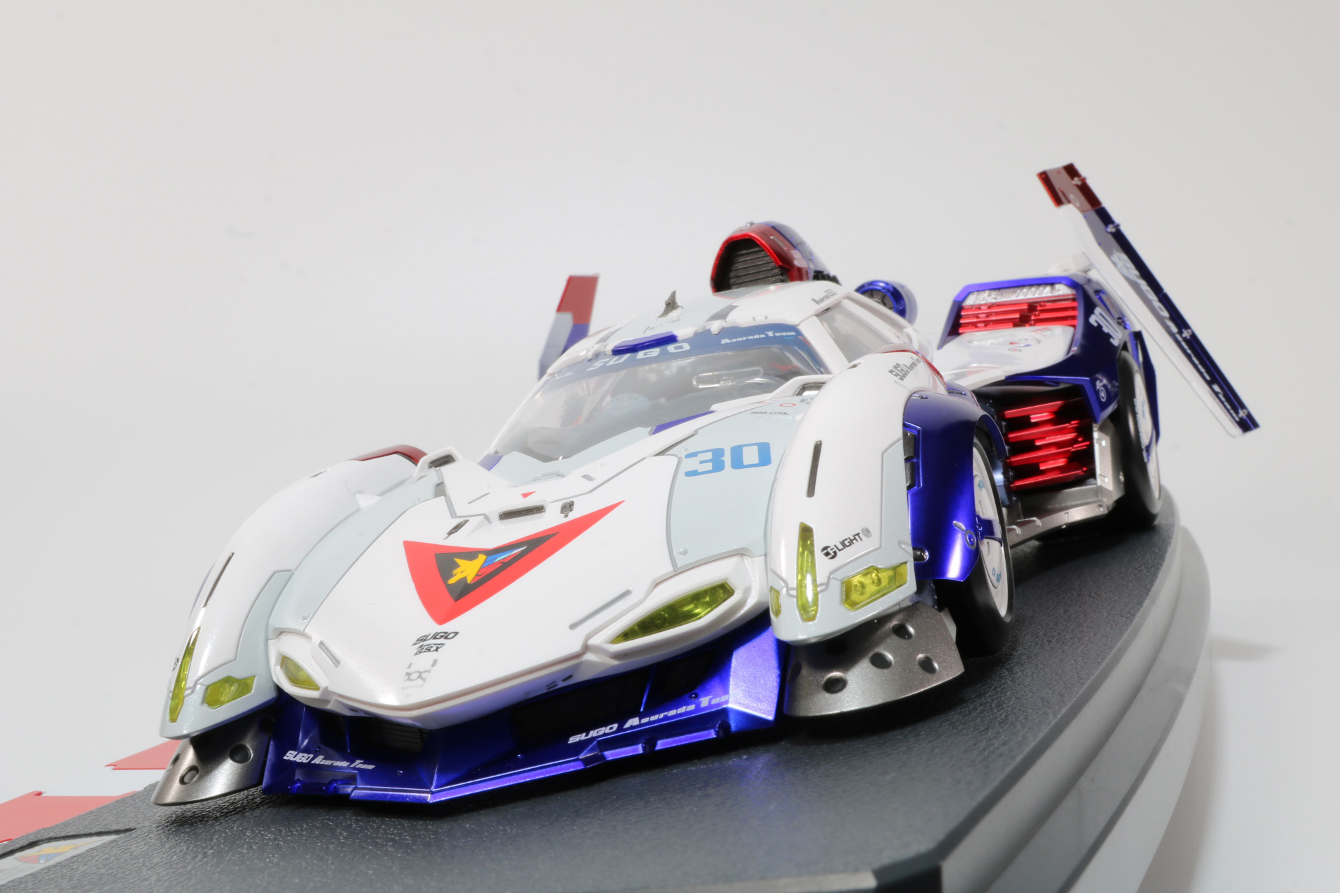 ブーストポッドを展開されたエアロモードでも大迫力