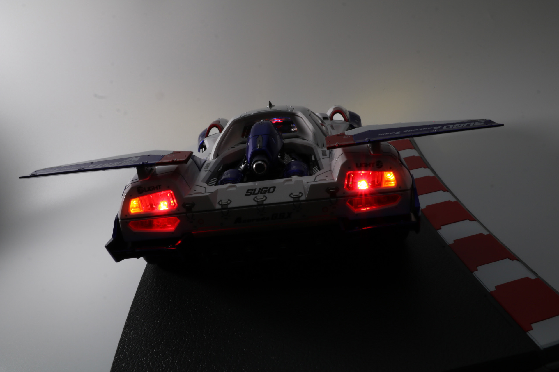 内部のコンソール類の発光もより顕著に見える