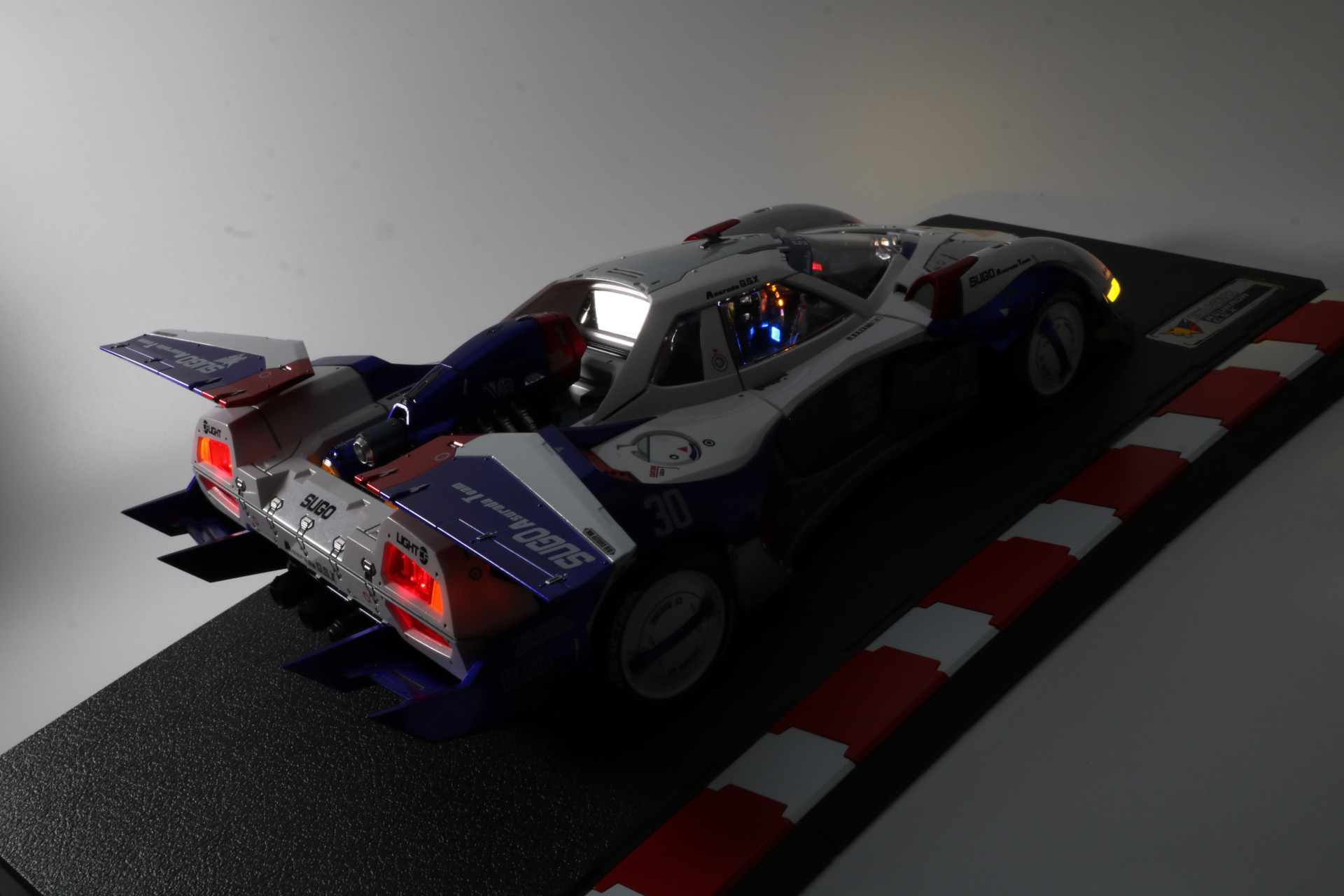 内部のコンソール類の発光もより顕著に見える