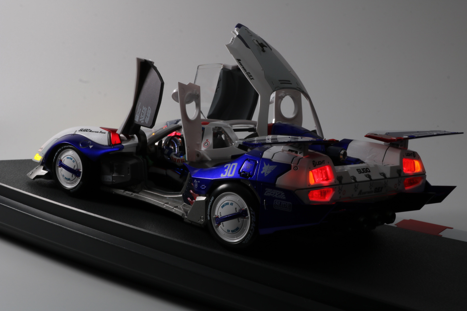 光源なしでの撮影。シャッタースピードを下げた状態での撮影だが、ライトの光がより臨場感あるものに