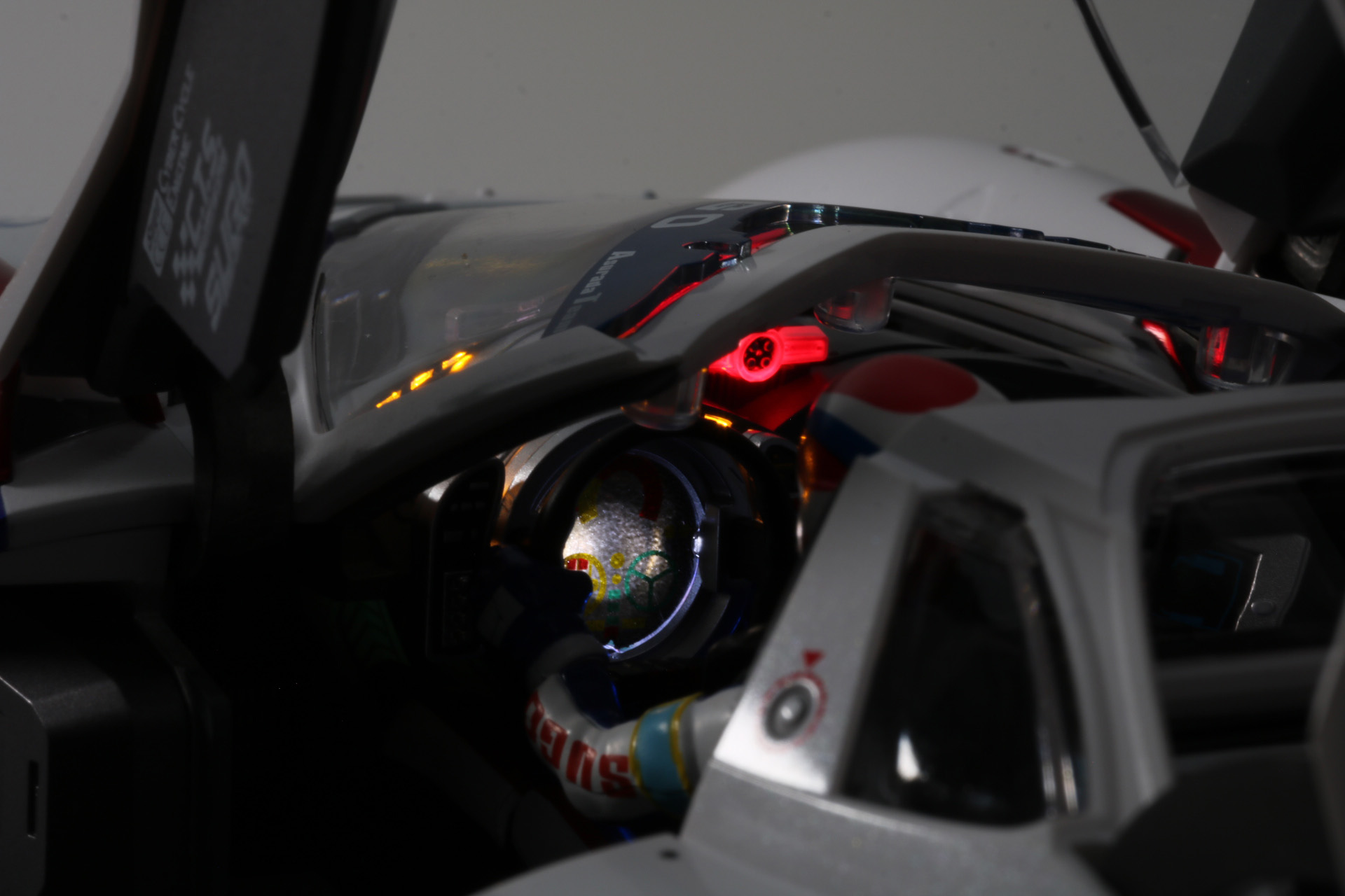 光源なしでの撮影。シャッタースピードを下げた状態での撮影だが、ライトの光がより臨場感あるものに