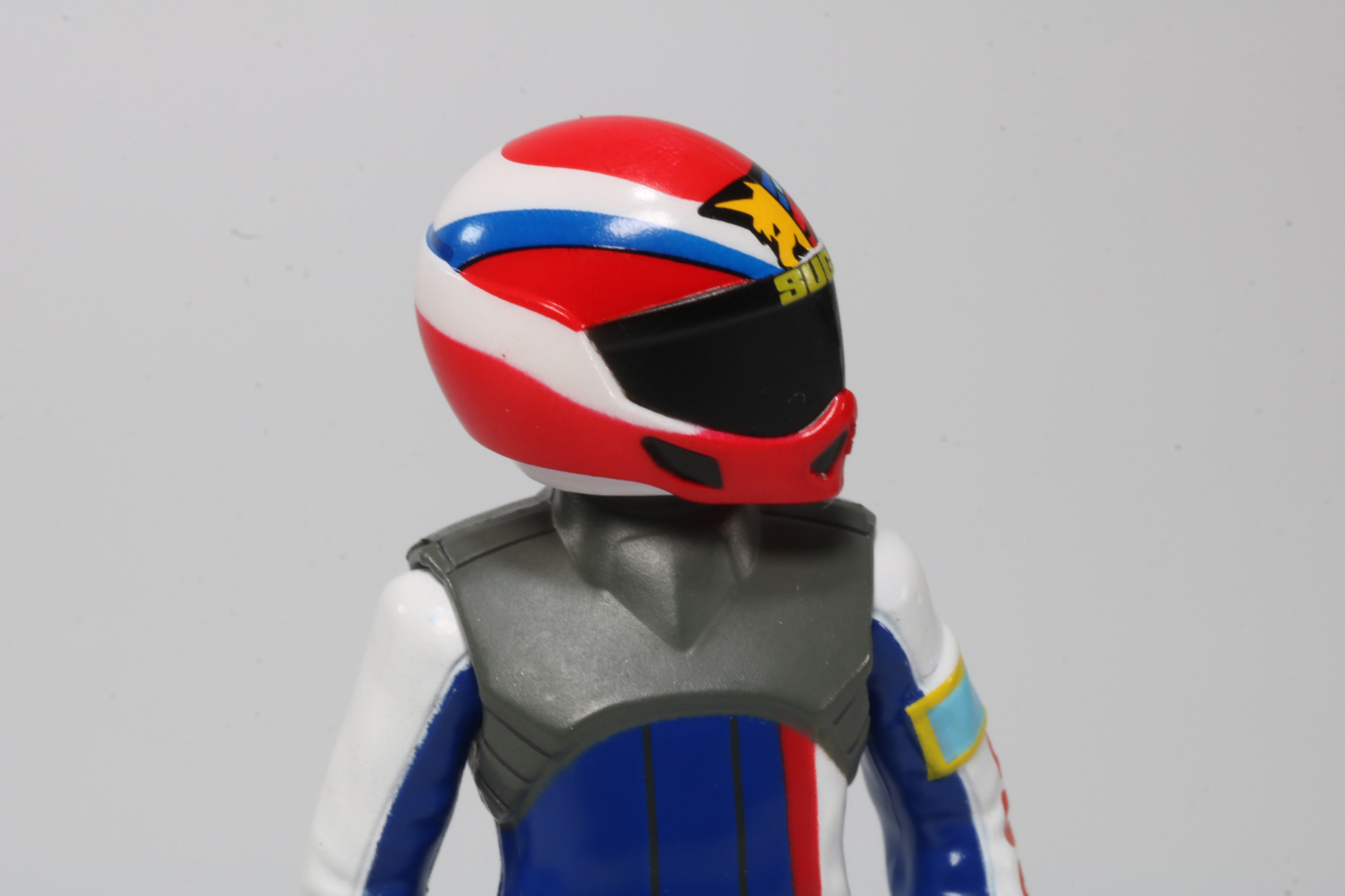 交換用手首でステアリングを握る手に変えることができる