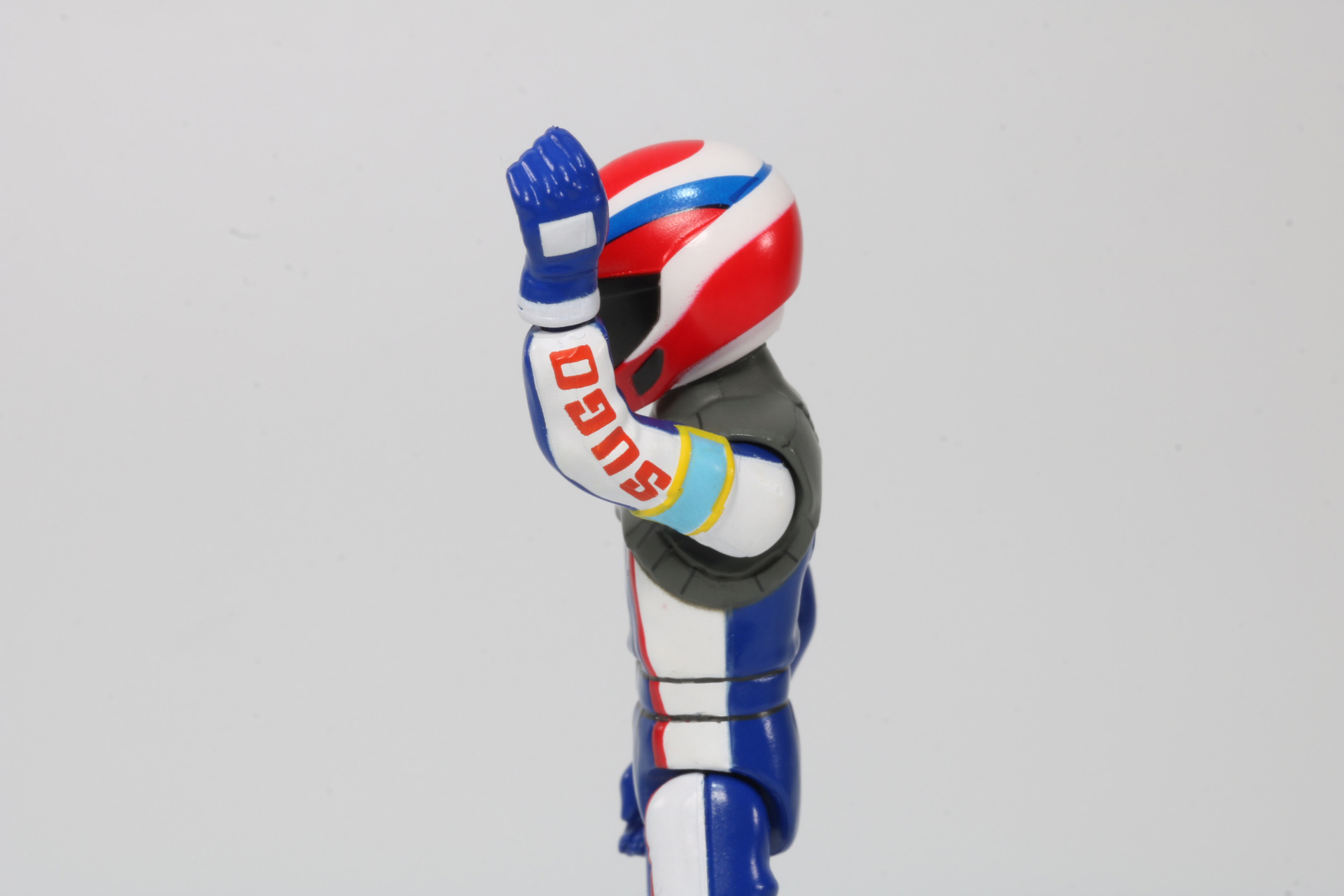 交換用手首でステアリングを握る手に変えることができる