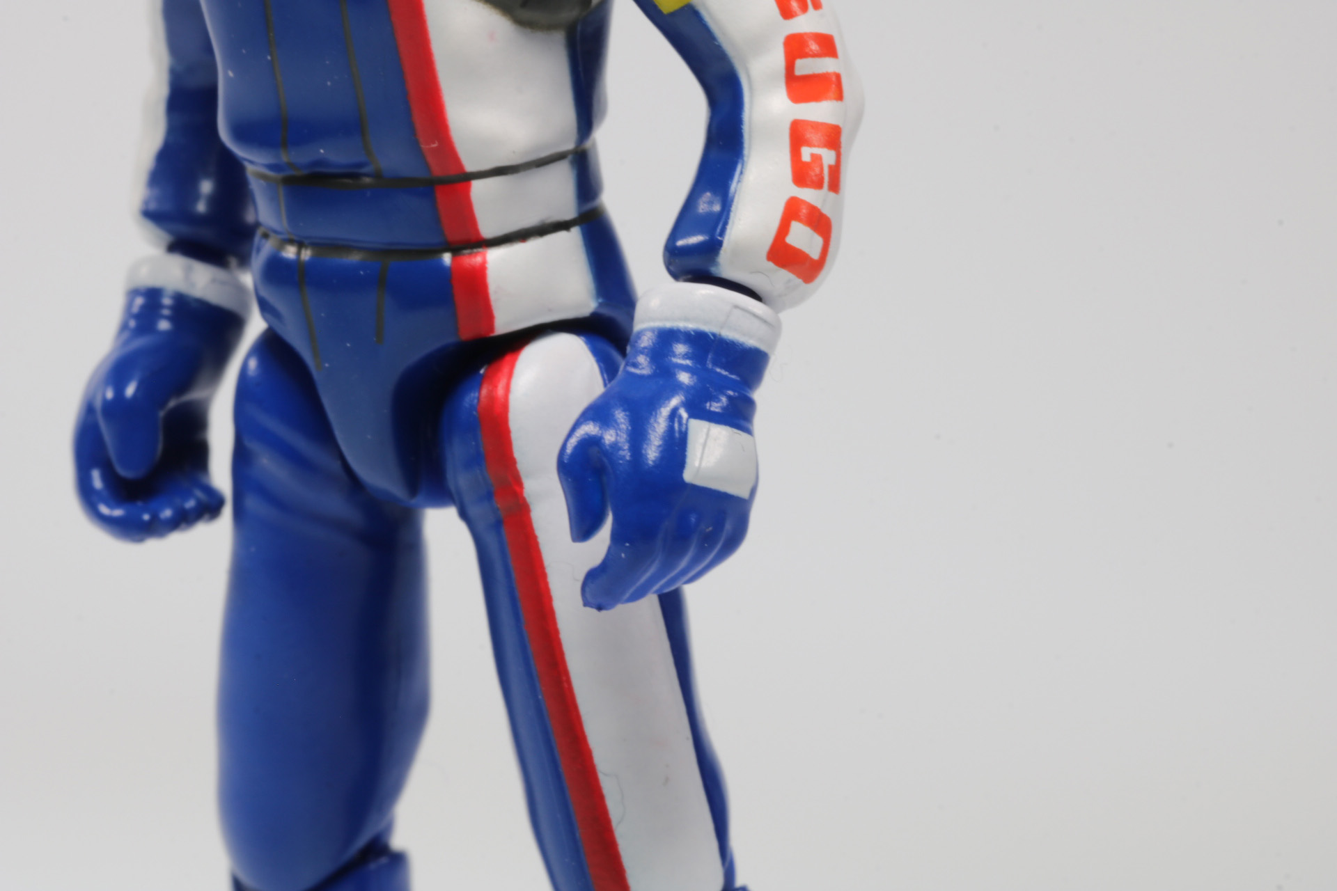 交換用手首でステアリングを握る手に変えることができる