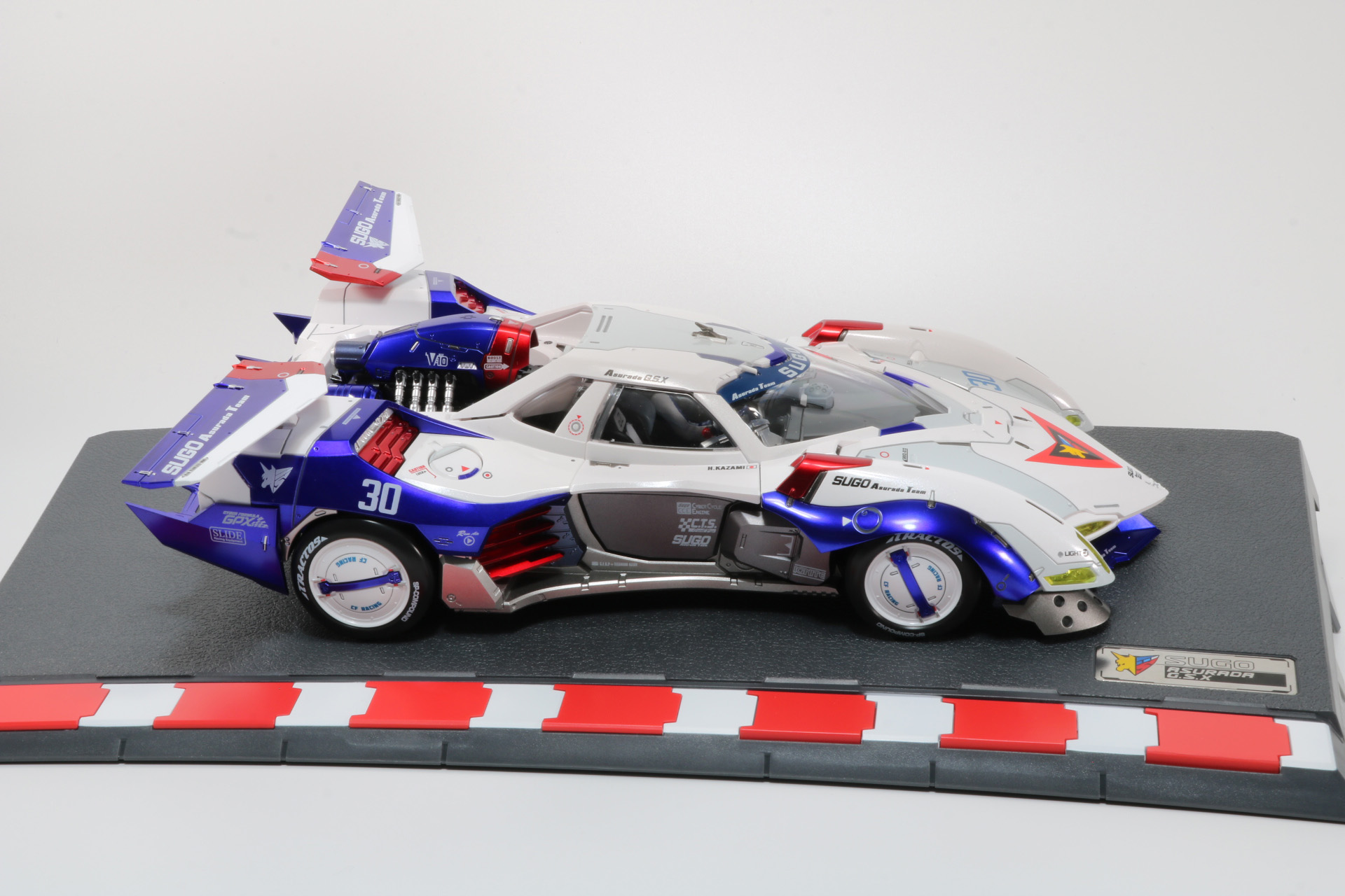 傾斜によって近くで見るとダイナミックに写る