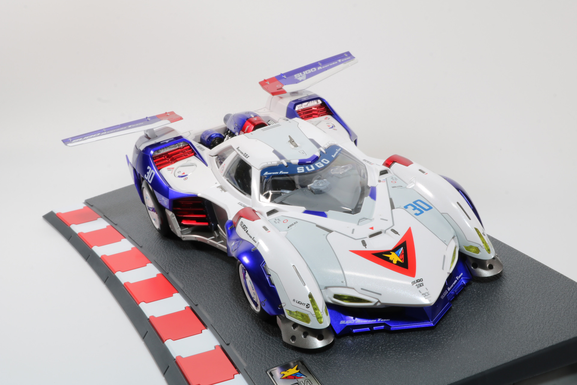 傾斜によって近くで見るとダイナミックに写る